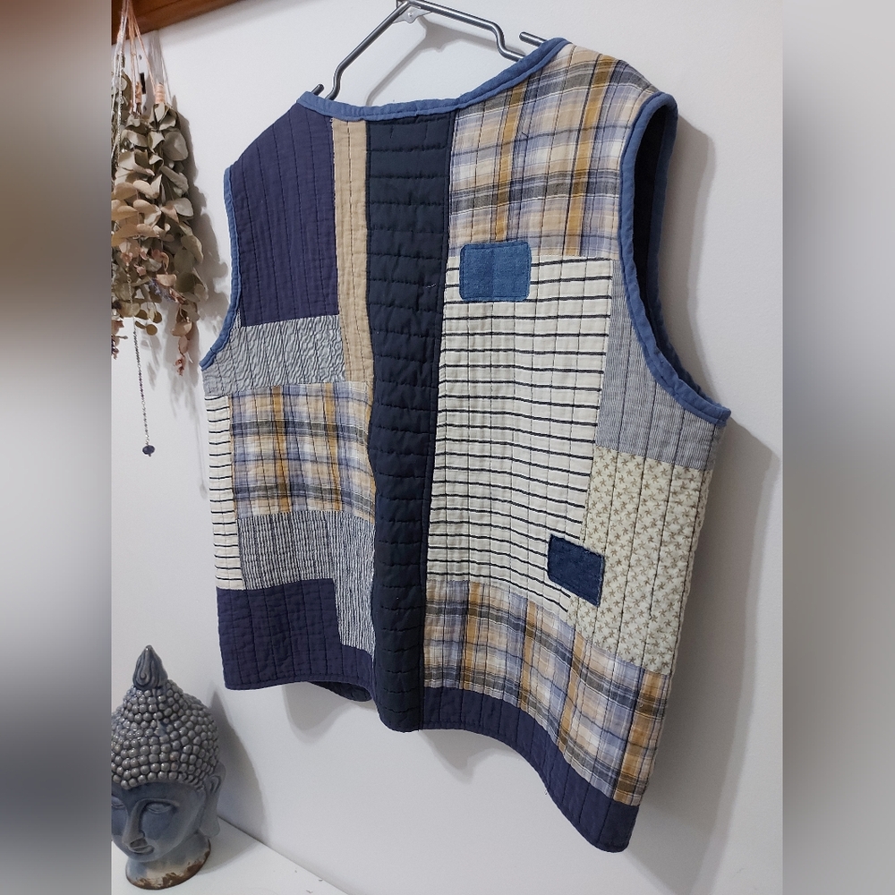 Sleeveless jacket made from an old short point.Unisex